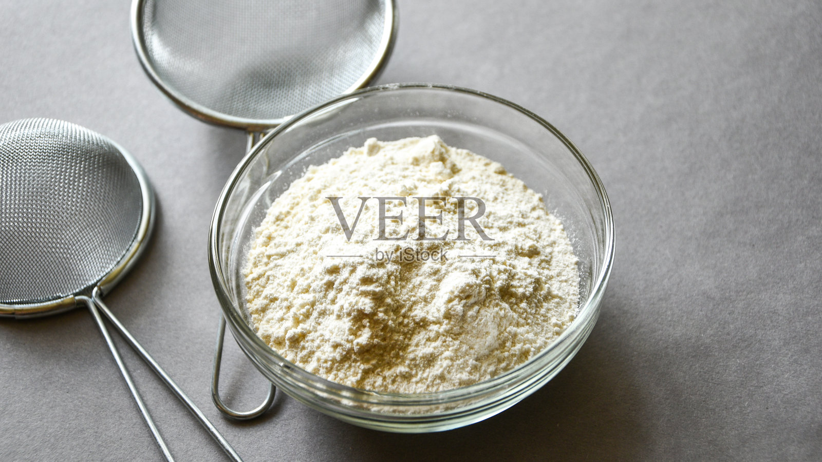 在灰色背景下烘烤的面粉。文本复制空间照片摄影图片