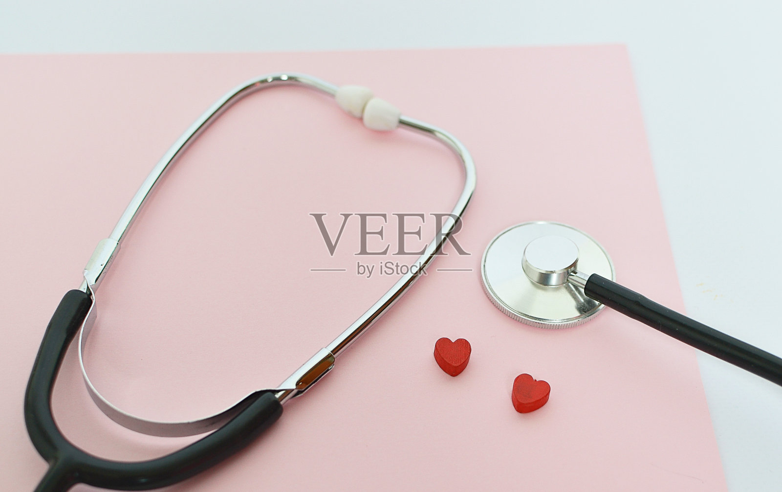 黑色听诊器或听诊器，粉红色背景。世界卫生日。医学概念。医疗诊所，教育理念。有选择性的重点。特克斯的空间。医疗flatlay。照片摄影图片