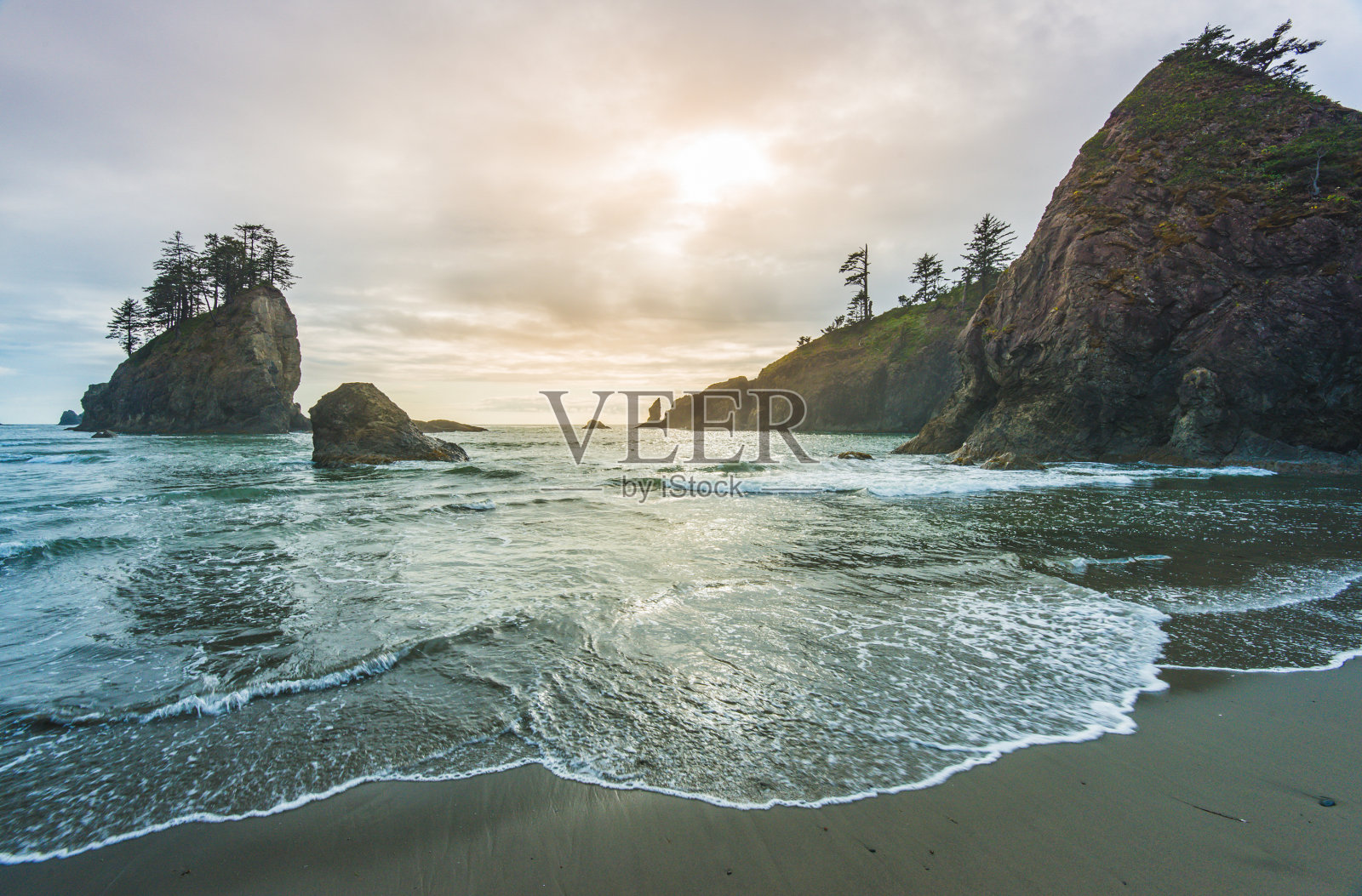 日落时，美国华盛顿奥林匹克国家公园第二海滩的海景。照片摄影图片