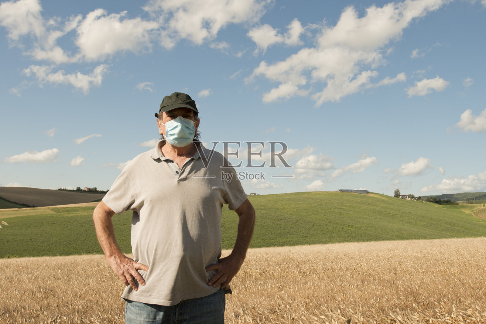 农民在农田里戴口罩。照片摄影图片