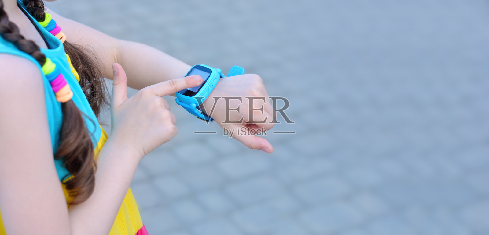 女孩在用智能手表。安全的概念。为文本复制空间。横幅照片摄影图片