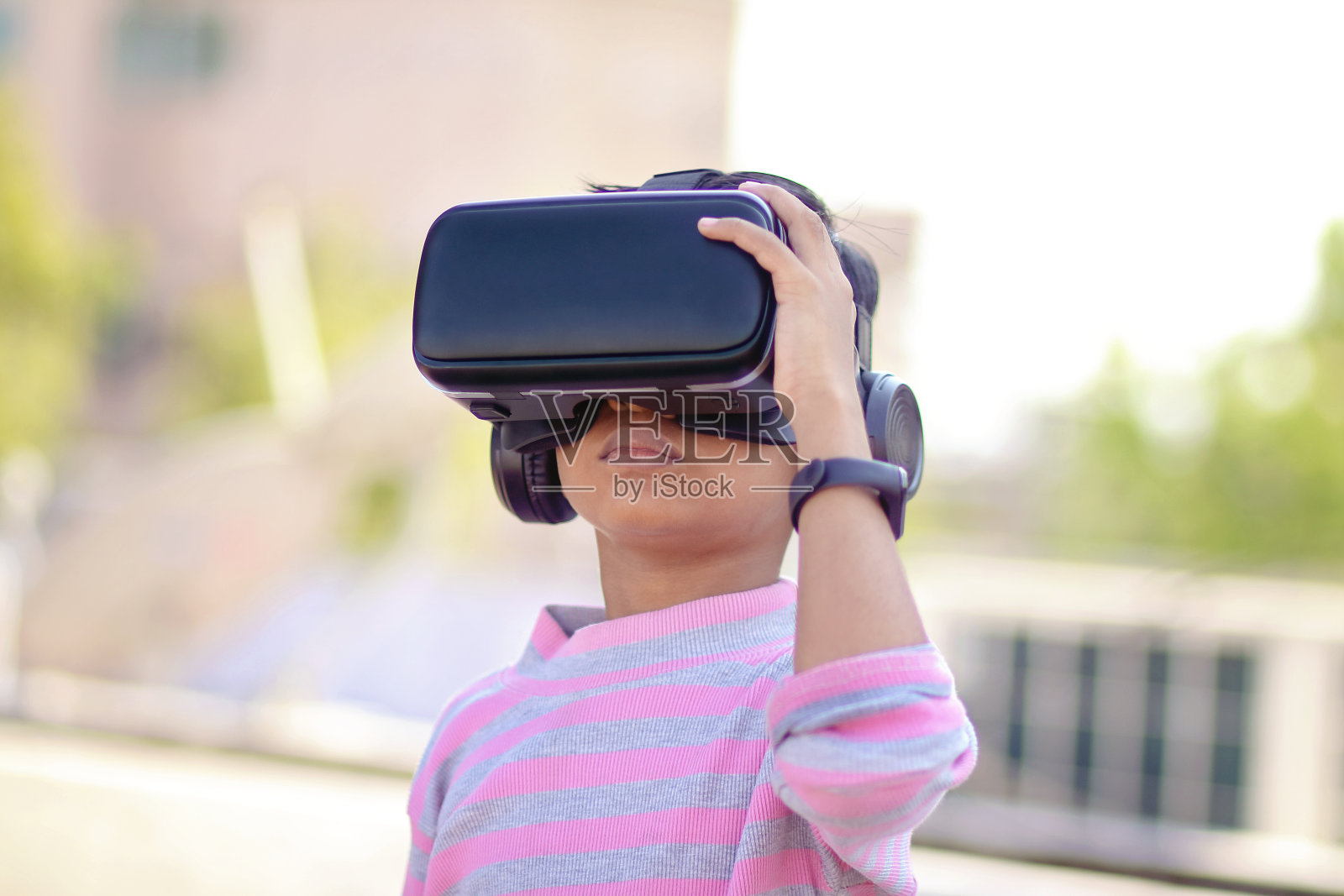 肖像印度小男孩拿着虚拟现实眼镜照片摄影图片