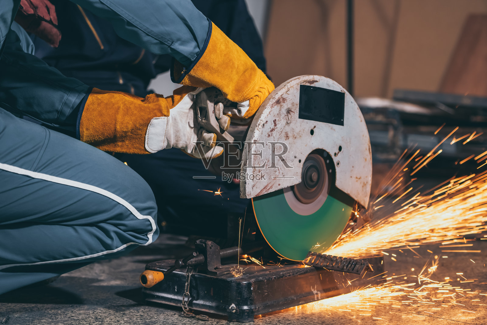 专业的机械师正在用旋转碳片切割钢金属照片摄影图片