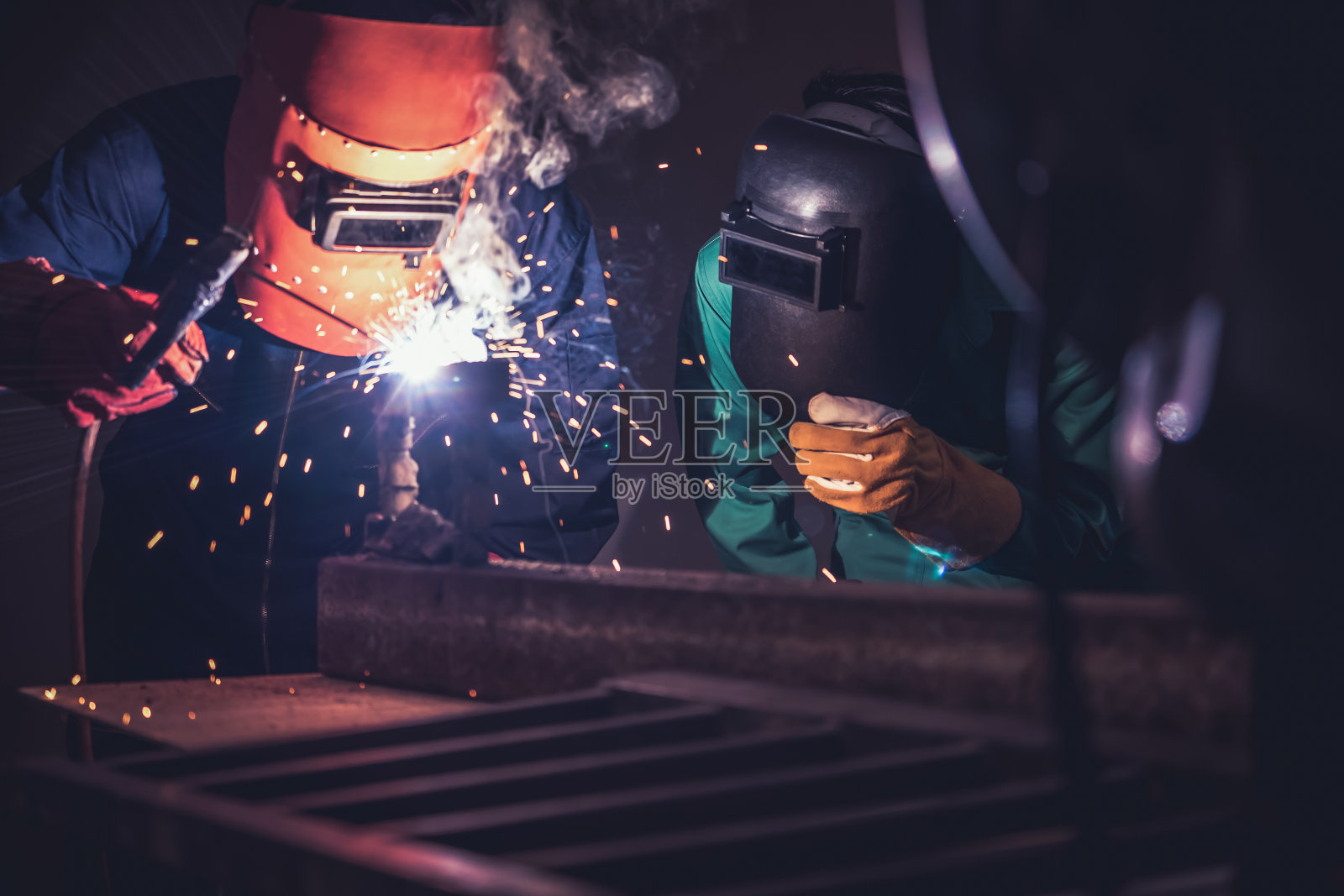 金属焊接钢厂采用电弧焊机照片摄影图片