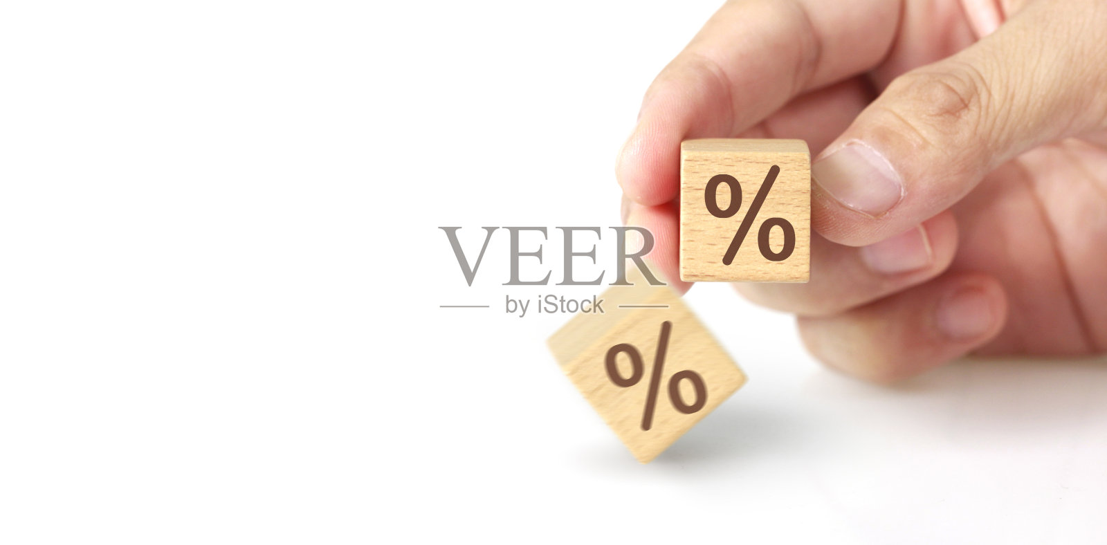 概念创意创意创新。木方块手与符号照片摄影图片