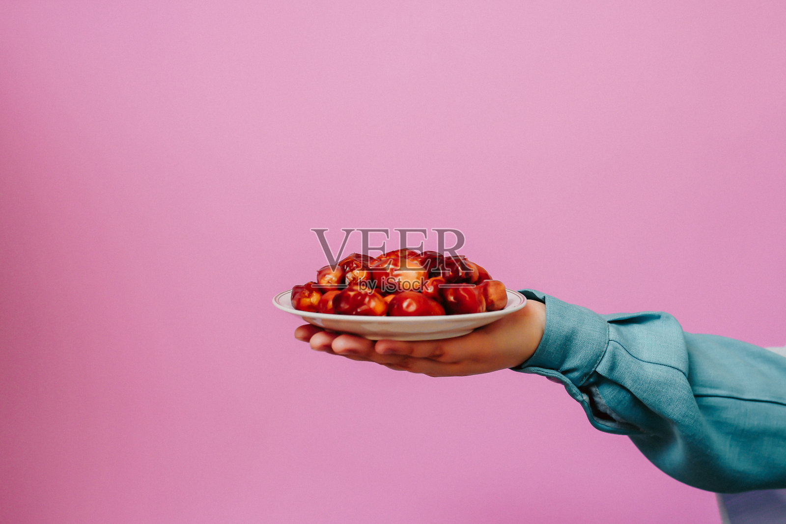 戴着围巾的穆斯林女孩举行约会照片摄影图片