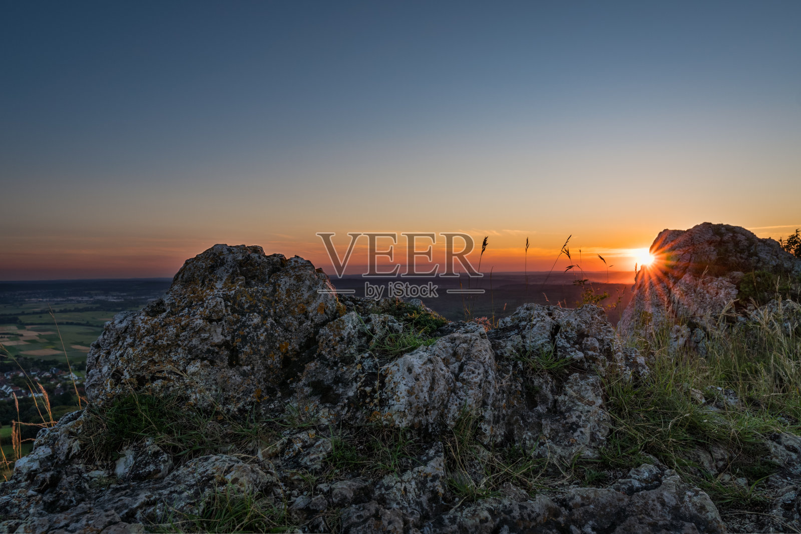 瑞士弗朗哥尼亚的瓦尔贝拉山的日落照片摄影图片