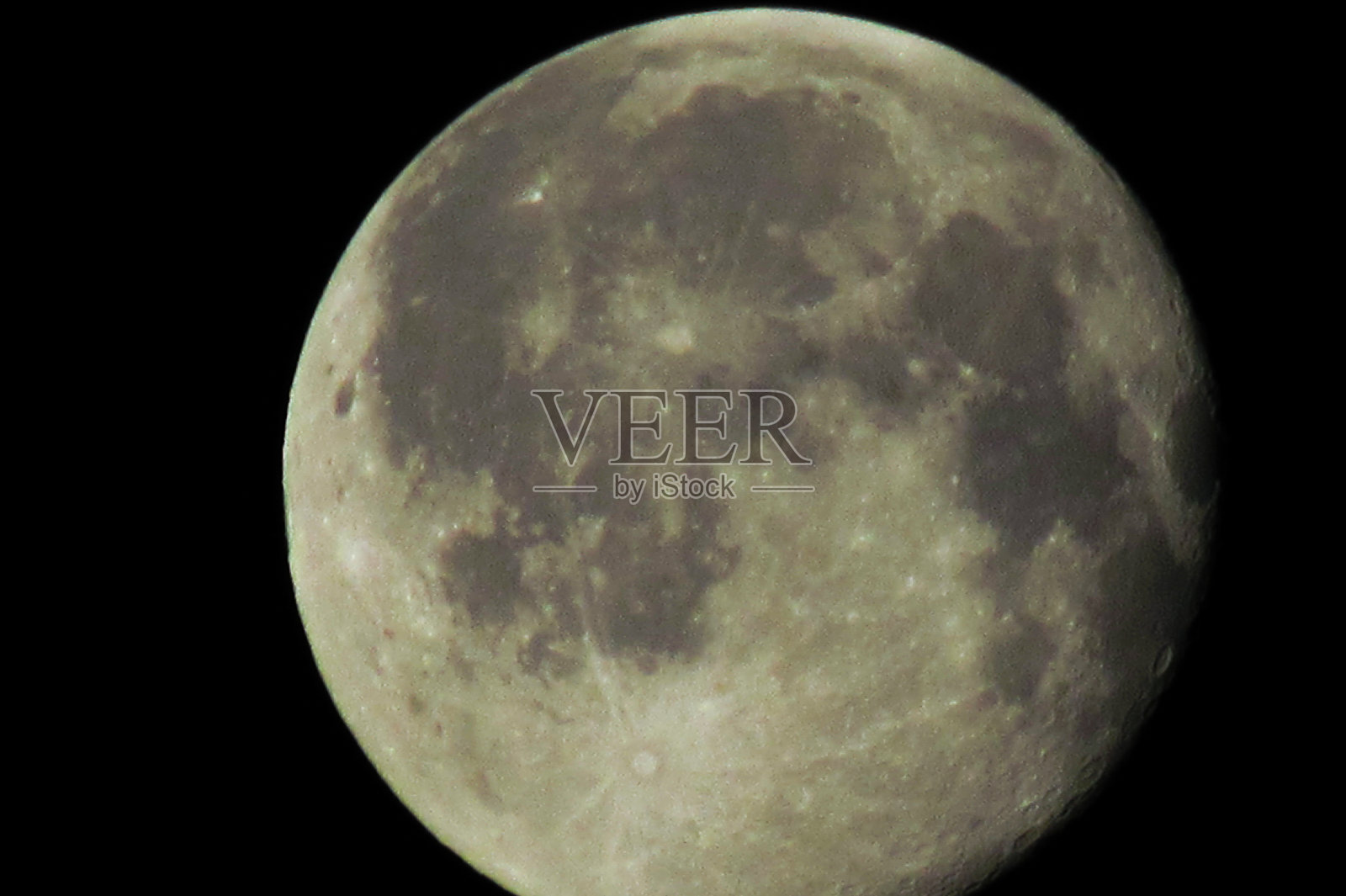 月亮在黑暗的天空中逼近照片摄影图片