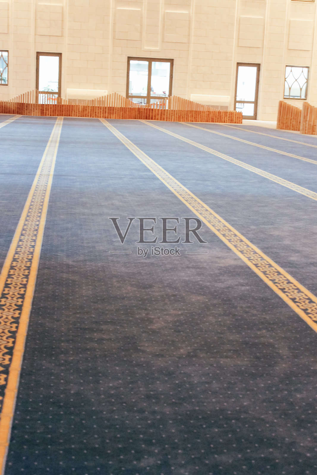 清真寺里的蓝色地毯。祈祷的房间。窗口。照片摄影图片