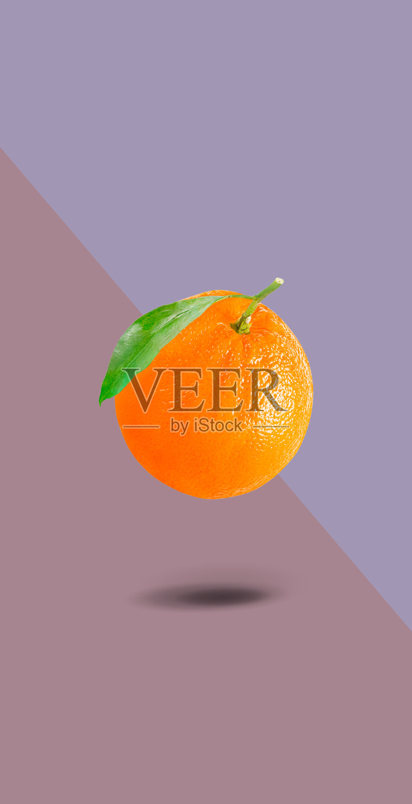 水果悬浮在半空中，映衬着双色背景照片摄影图片