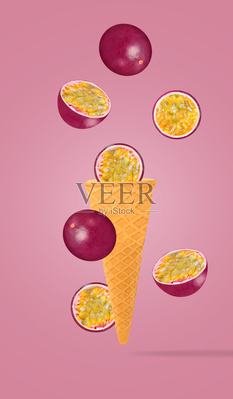 平铺的水果在冰淇淋甜筒与充分的景深照片摄影图片