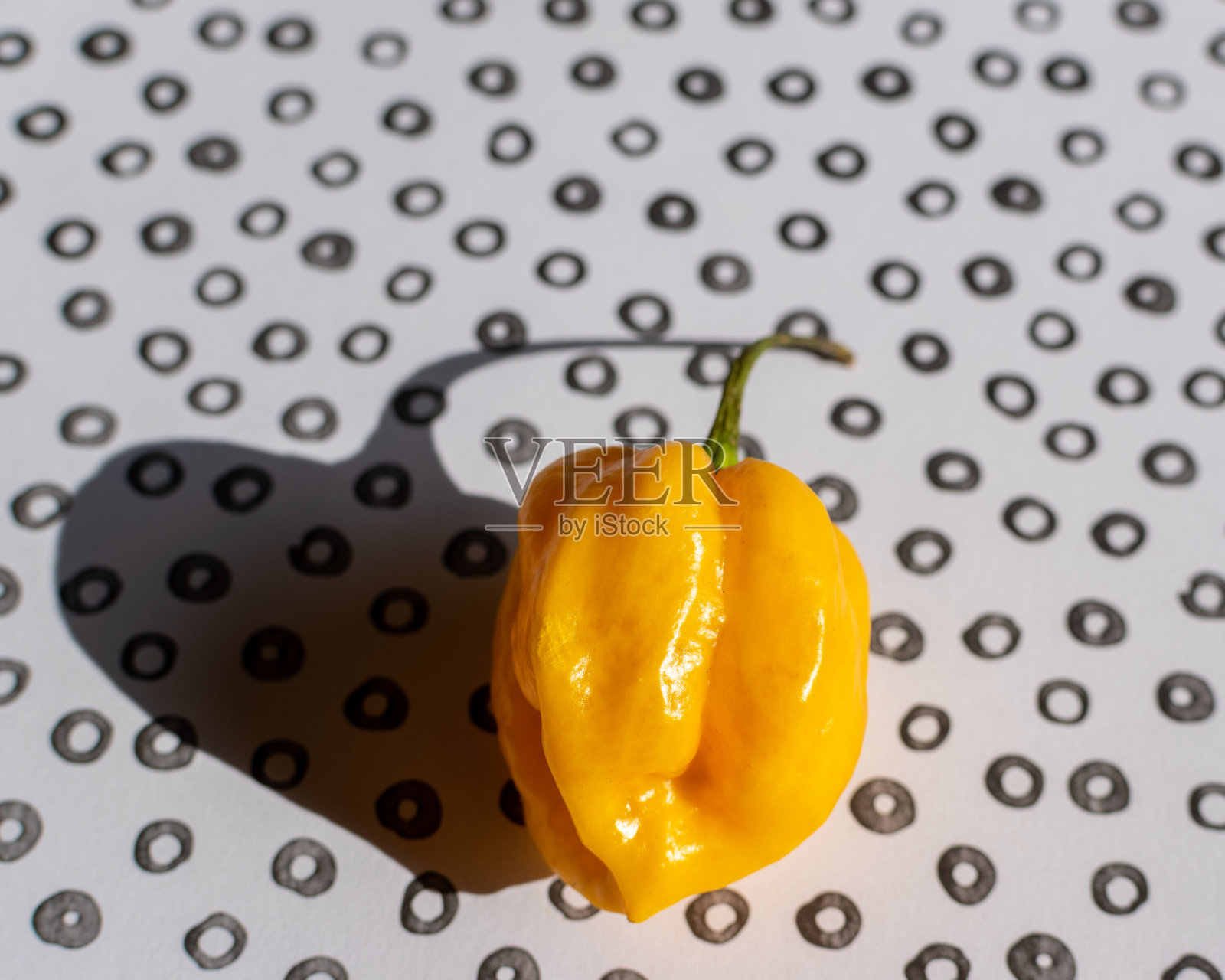 彩色照片的辣椒与阴影细节的背景照片摄影图片