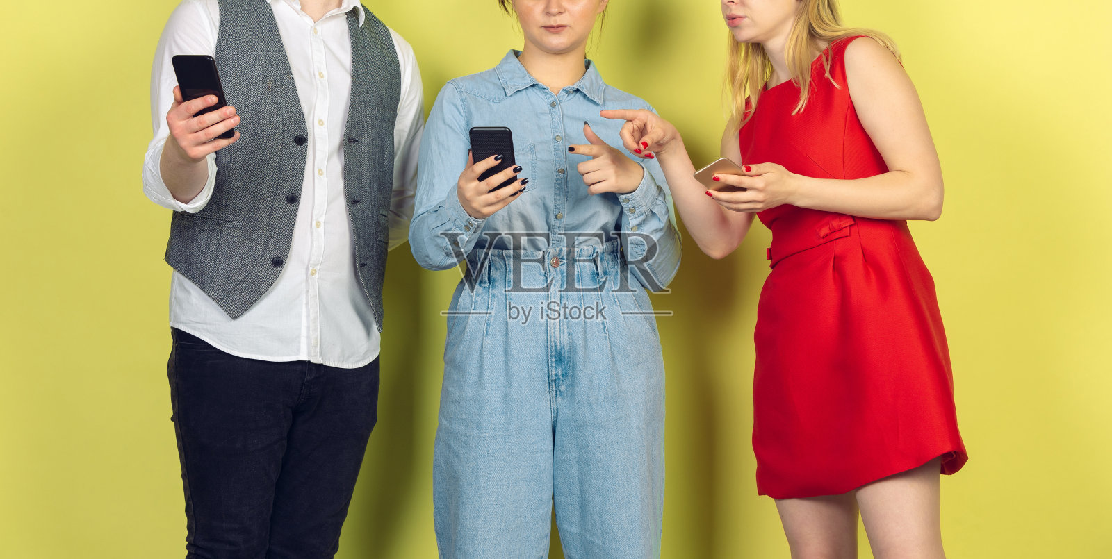 一群使用手机的朋友。青少年沉迷于新科技趋势。关闭了。照片摄影图片