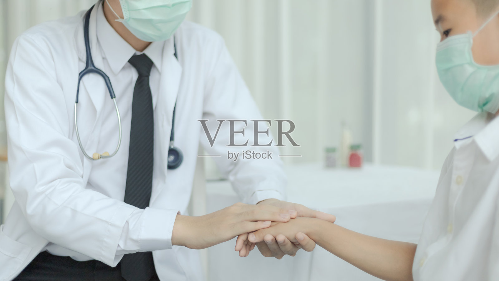 冠状病毒概念的医生和患者照片摄影图片