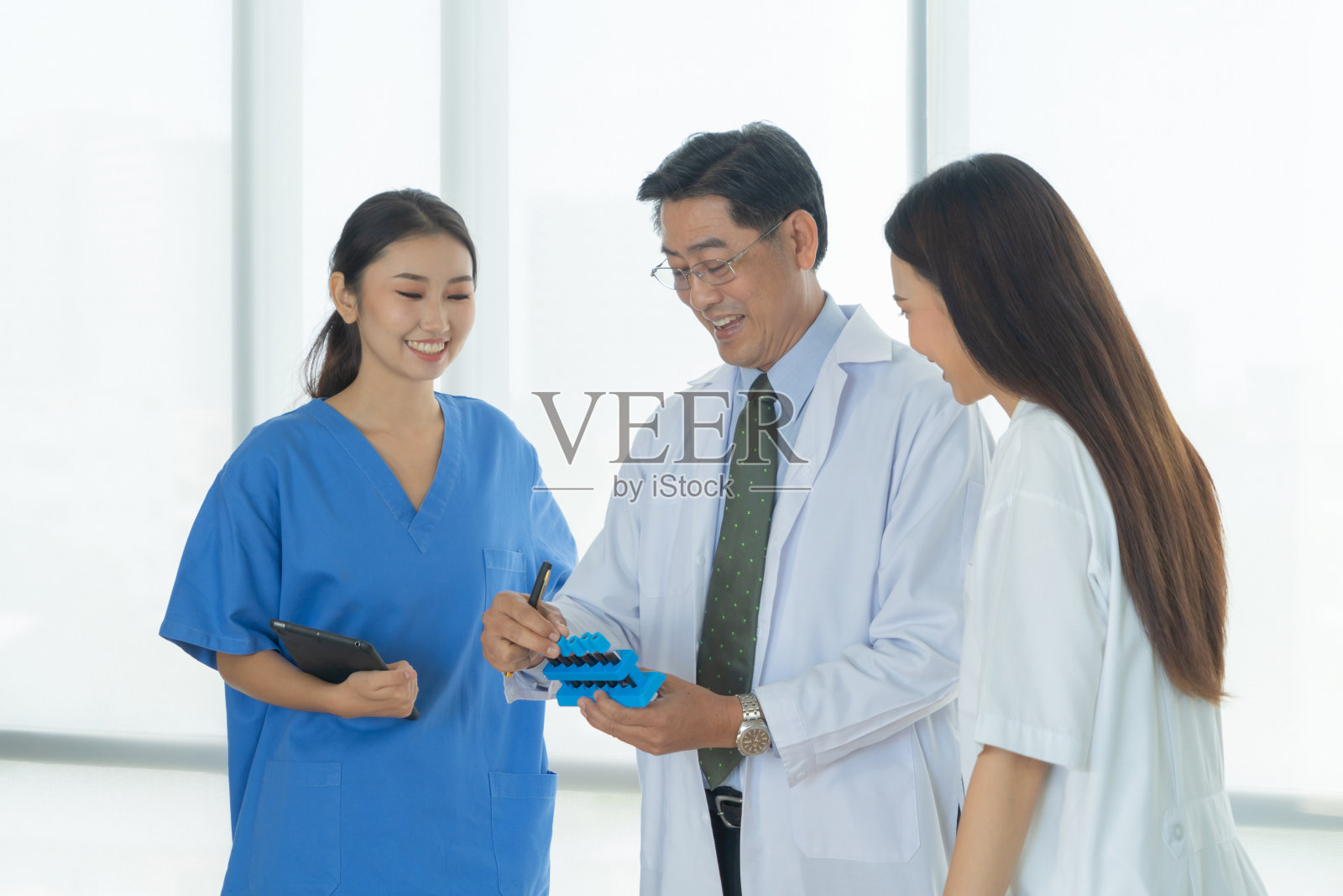 小组泰国亚洲医生与药品，医疗团队有一个会议，头脑风暴会议电话在医院。关于患者治疗问题的讨论诊断记录。团队合作的人照片摄影图片