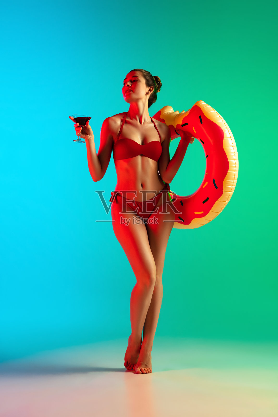 时尚肖像性感的女孩在时尚的泳衣摆姿势在一个明亮的梯度背景。夏季,海滩季节照片摄影图片