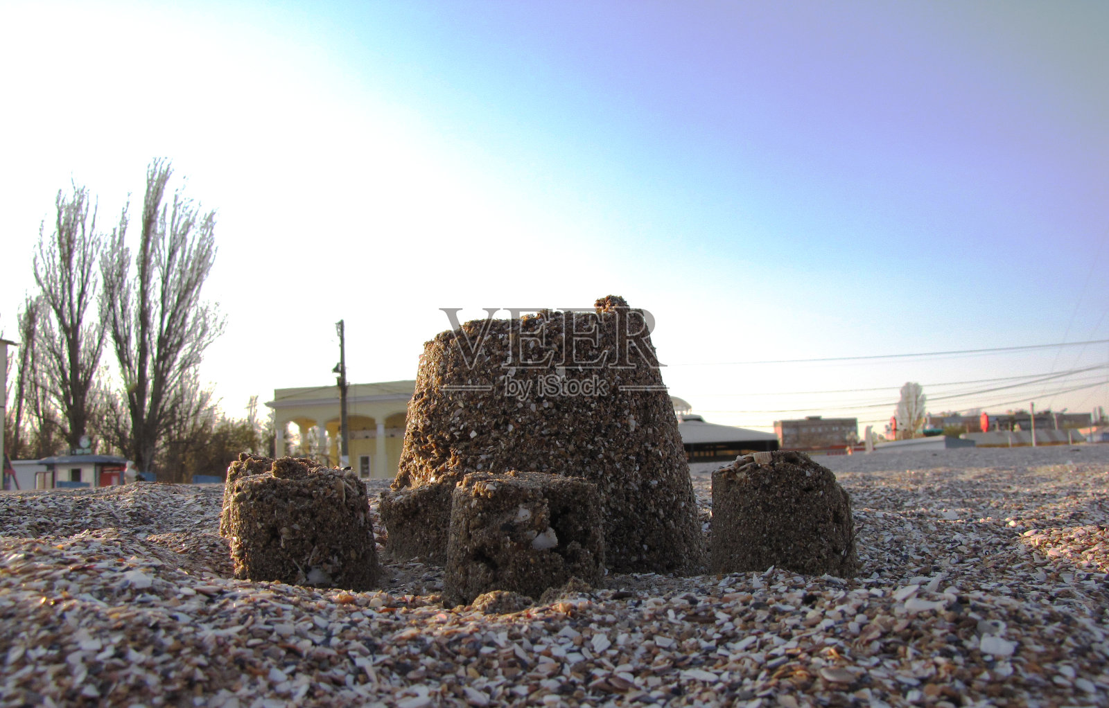 春天沙滩上孩子们的沙堡。照片摄影图片