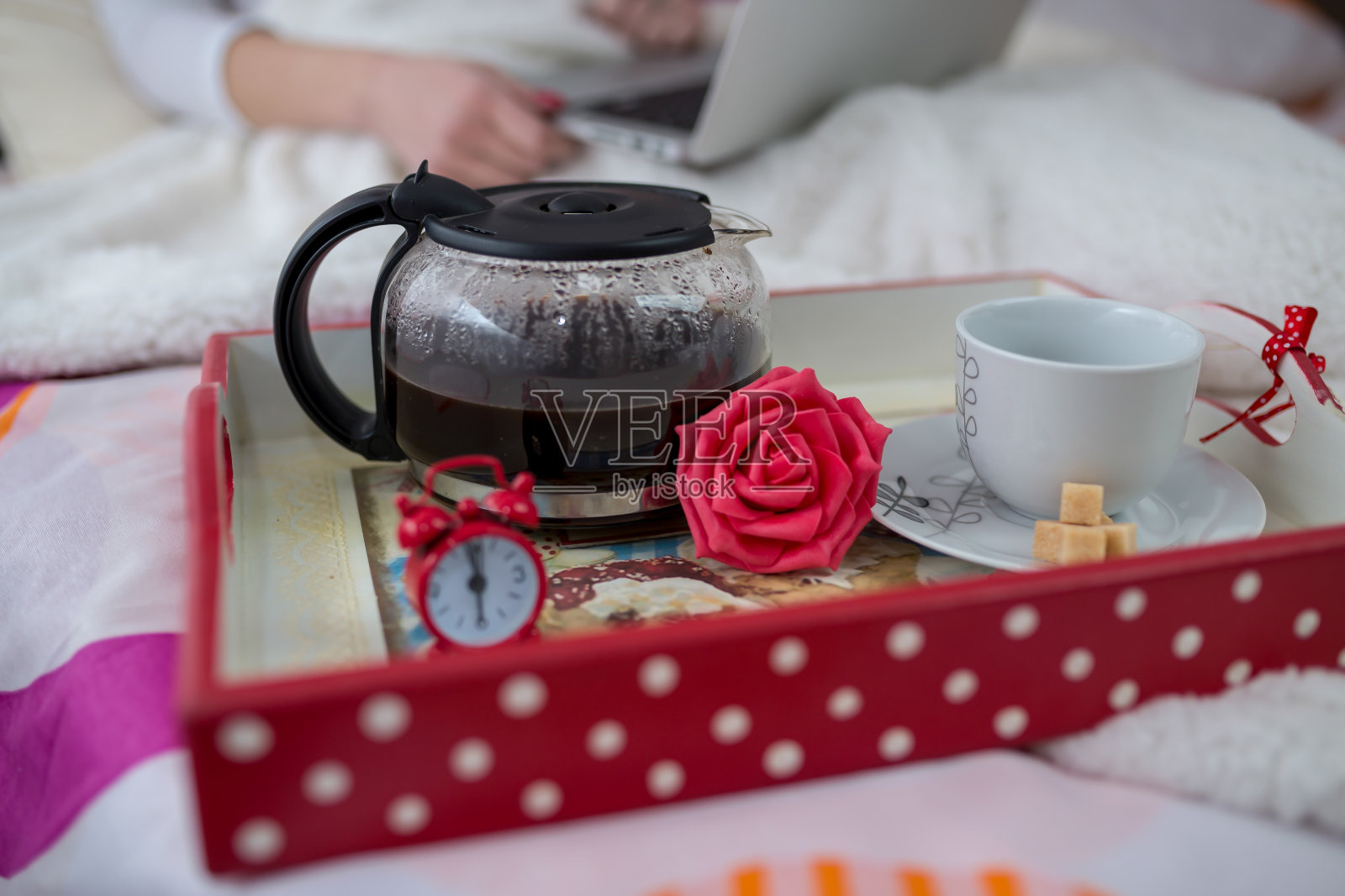 白瓷咖啡，满杯咖啡和方糖放在质朴的木桌上。照片摄影图片