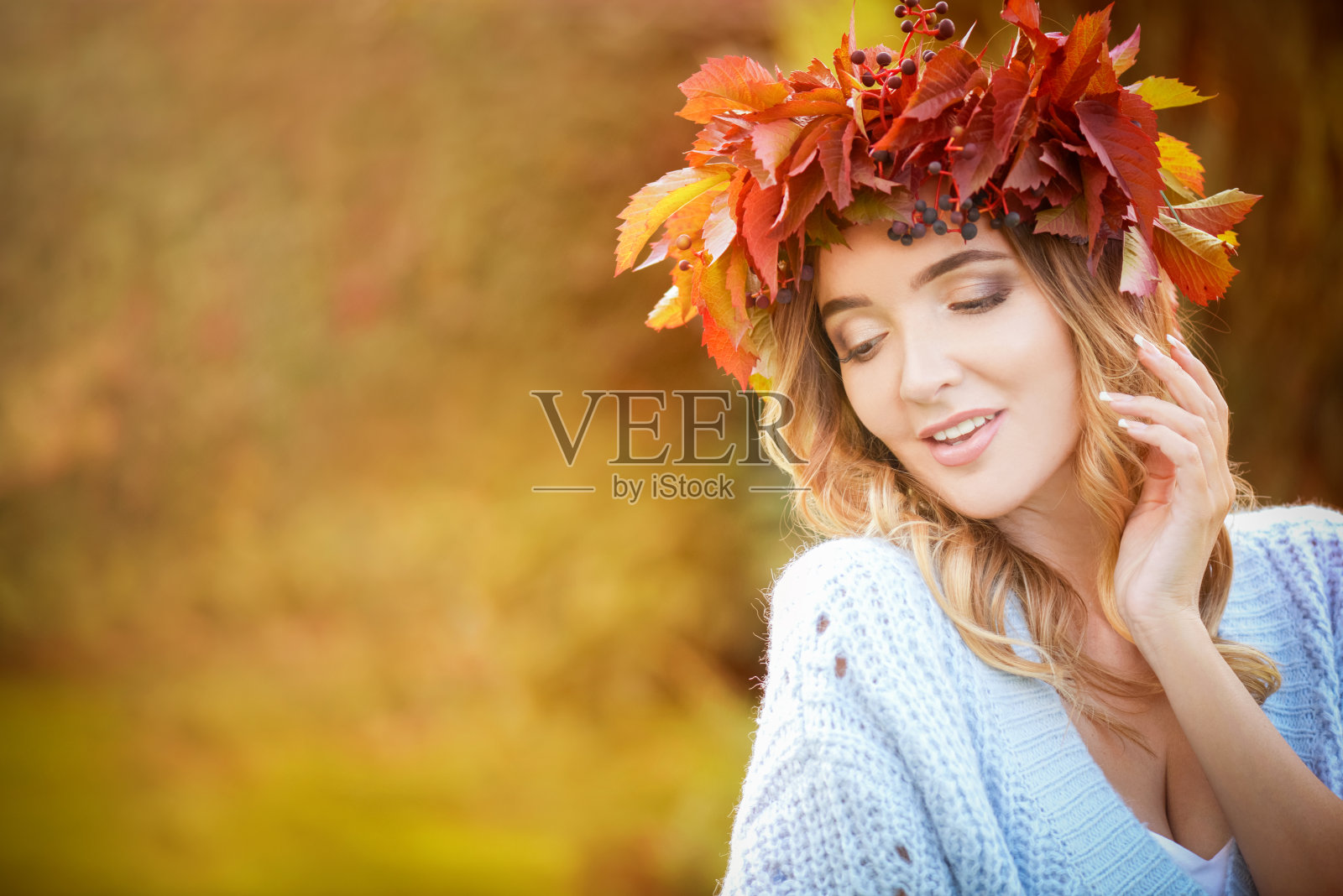 一个头上戴着花环的年轻美丽的女人，在户外照片摄影图片