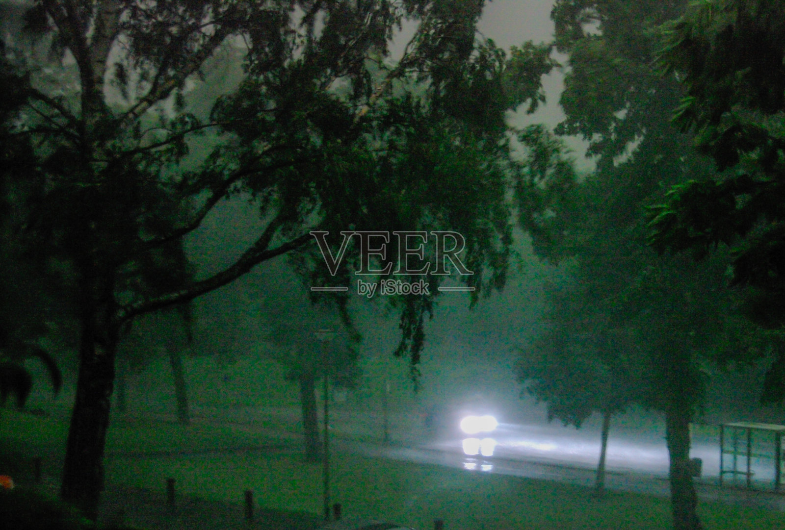 雷暴在日落时分照片摄影图片