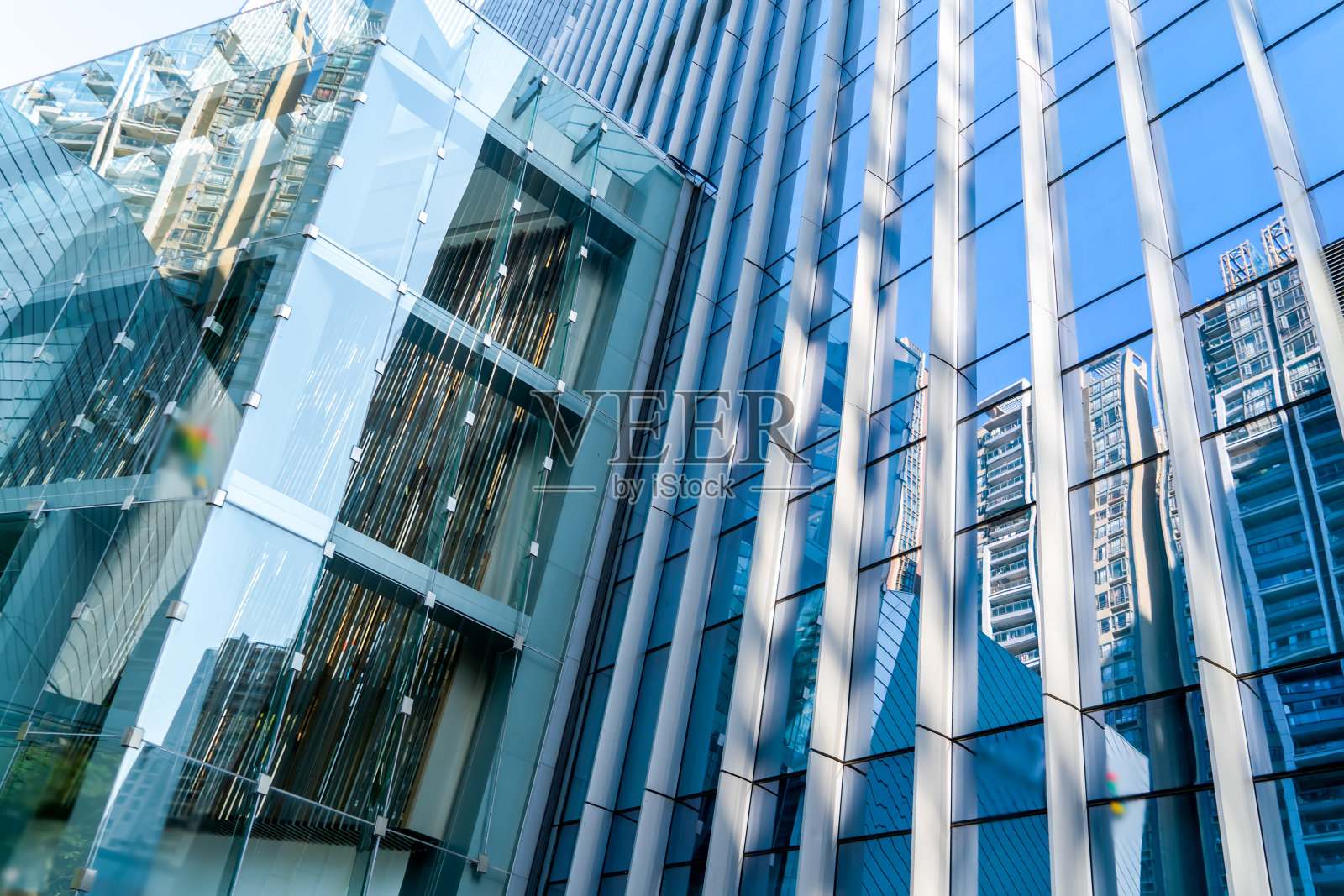 仰望摩天大楼的玻璃幕墙照片摄影图片