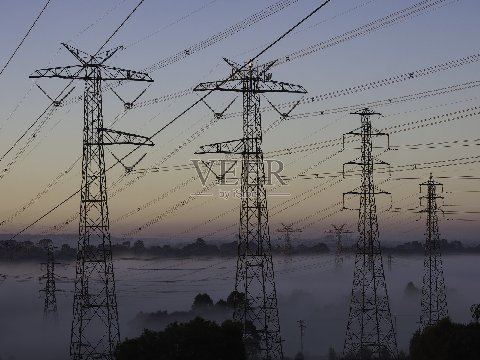 日出时的输电线路照片摄影图片