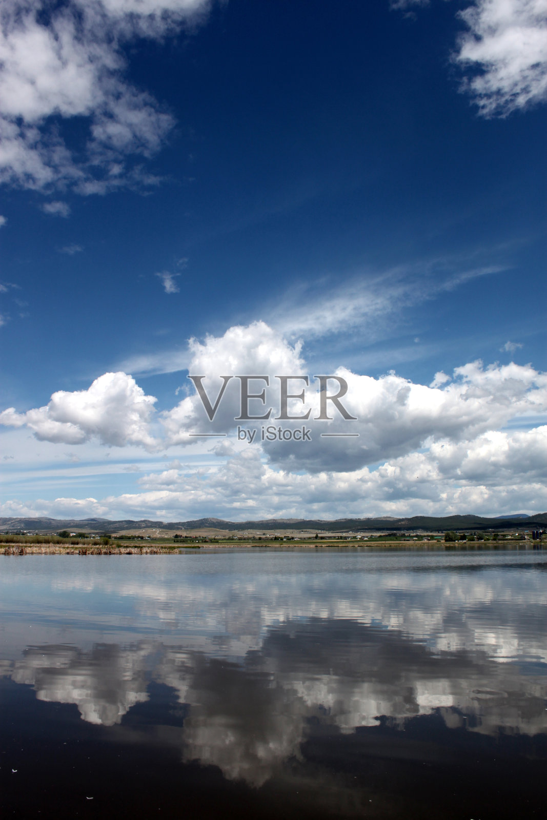 湖的场景在蒙大拿与动态蓝天与云的反射照片摄影图片