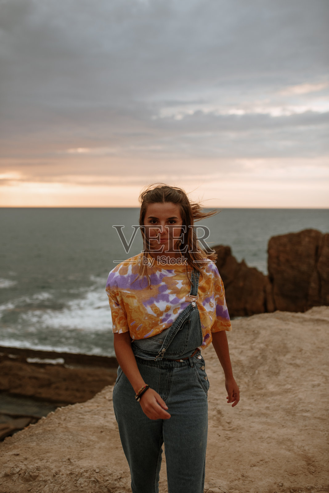 一个年轻女子在海边的肖像照片摄影图片