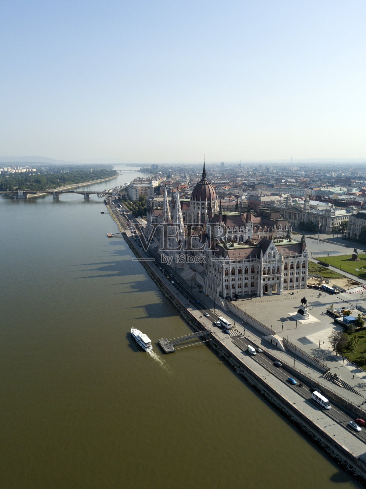 布达佩斯议会的航拍镜头，多瑙河畔的匈牙利议会大厦。Orszaghaz，布达佩斯，匈牙利，欧洲。夏天。新哥特式建筑。旅游目的地照片摄影图片