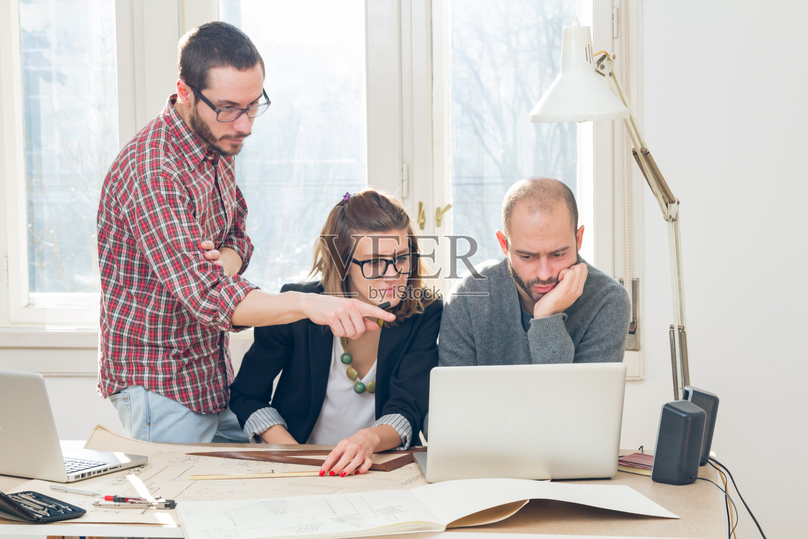 自由职业者在家工作-几个人使用笔记本电脑远程工作。照片摄影图片