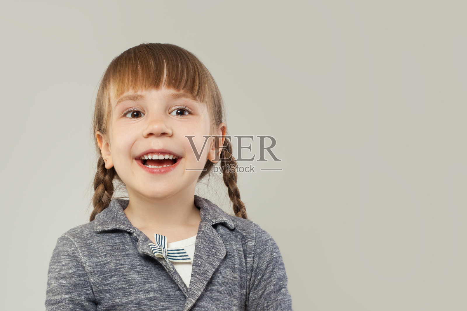 快乐的笑着的孩子小女孩在白色的背景肖像照片摄影图片