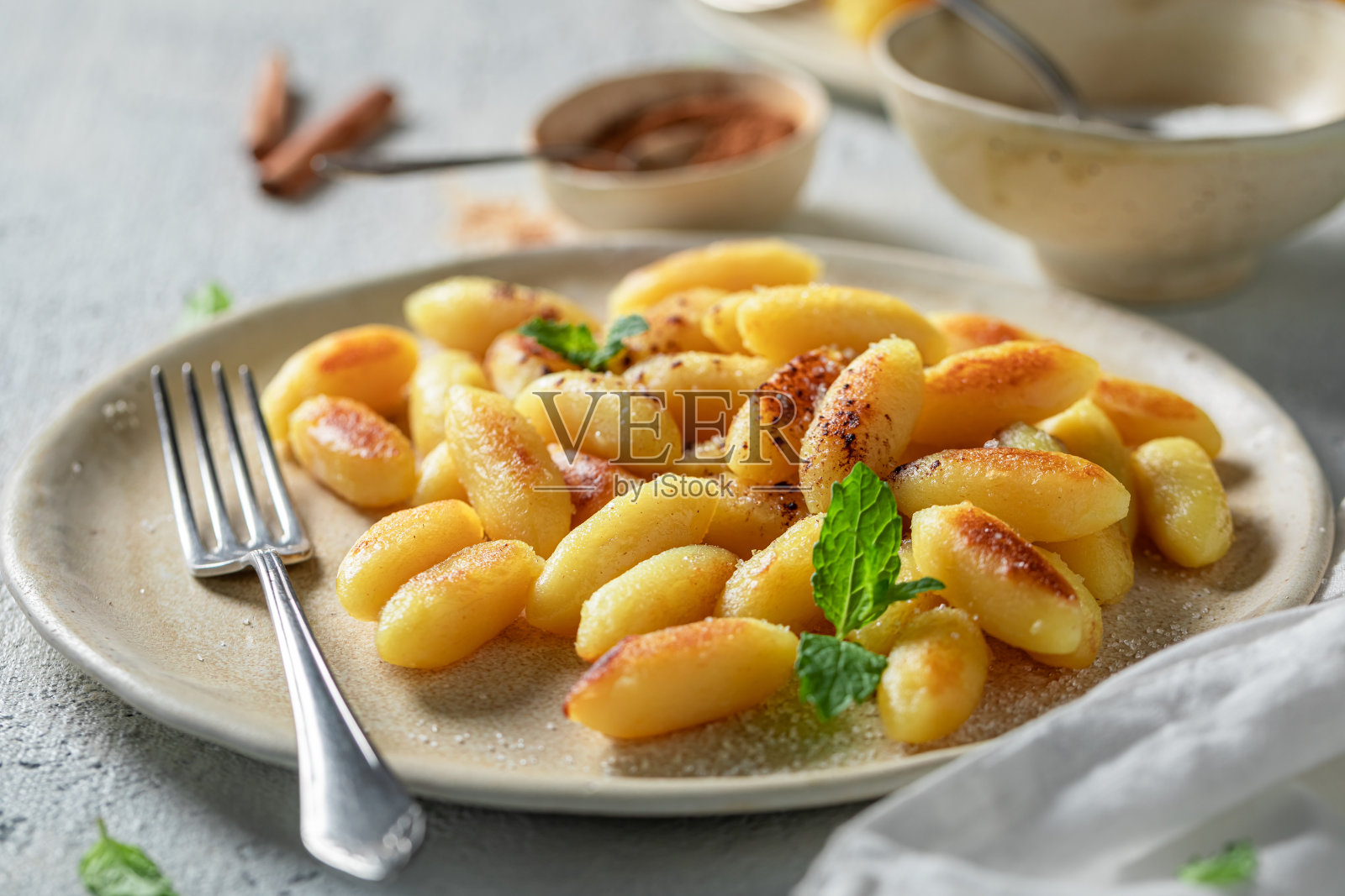 用牛油煎的红薯饺子照片摄影图片