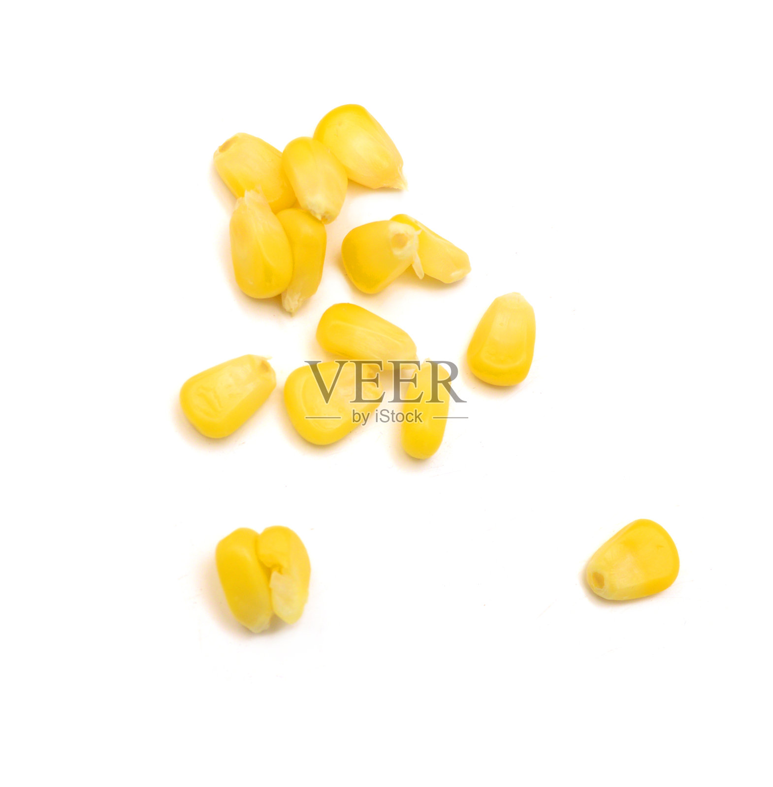 把玉米堆在白色的背景上照片摄影图片
