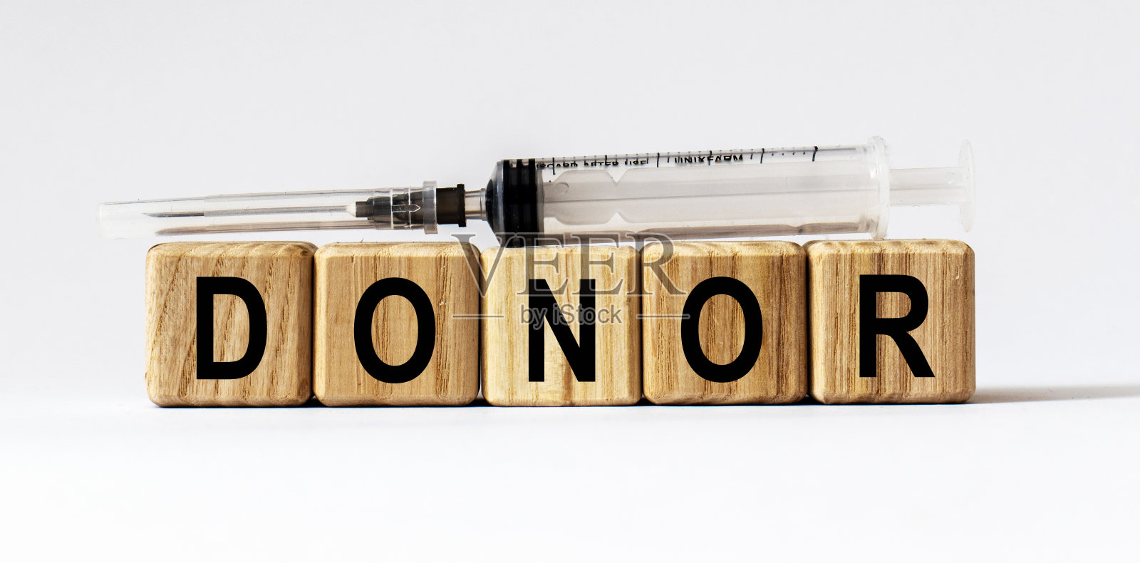 文本供体由木方制成。白色背景照片摄影图片