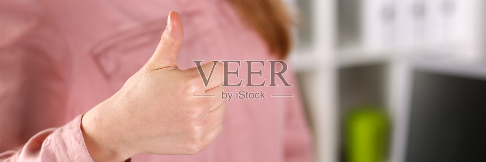 穿着职业装的女孩表现出赞许的姿态照片摄影图片