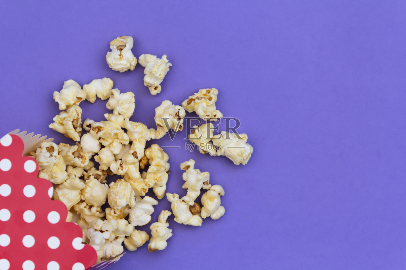 爆米花盒与波尔卡点在紫色的背景与复制空间照片摄影图片