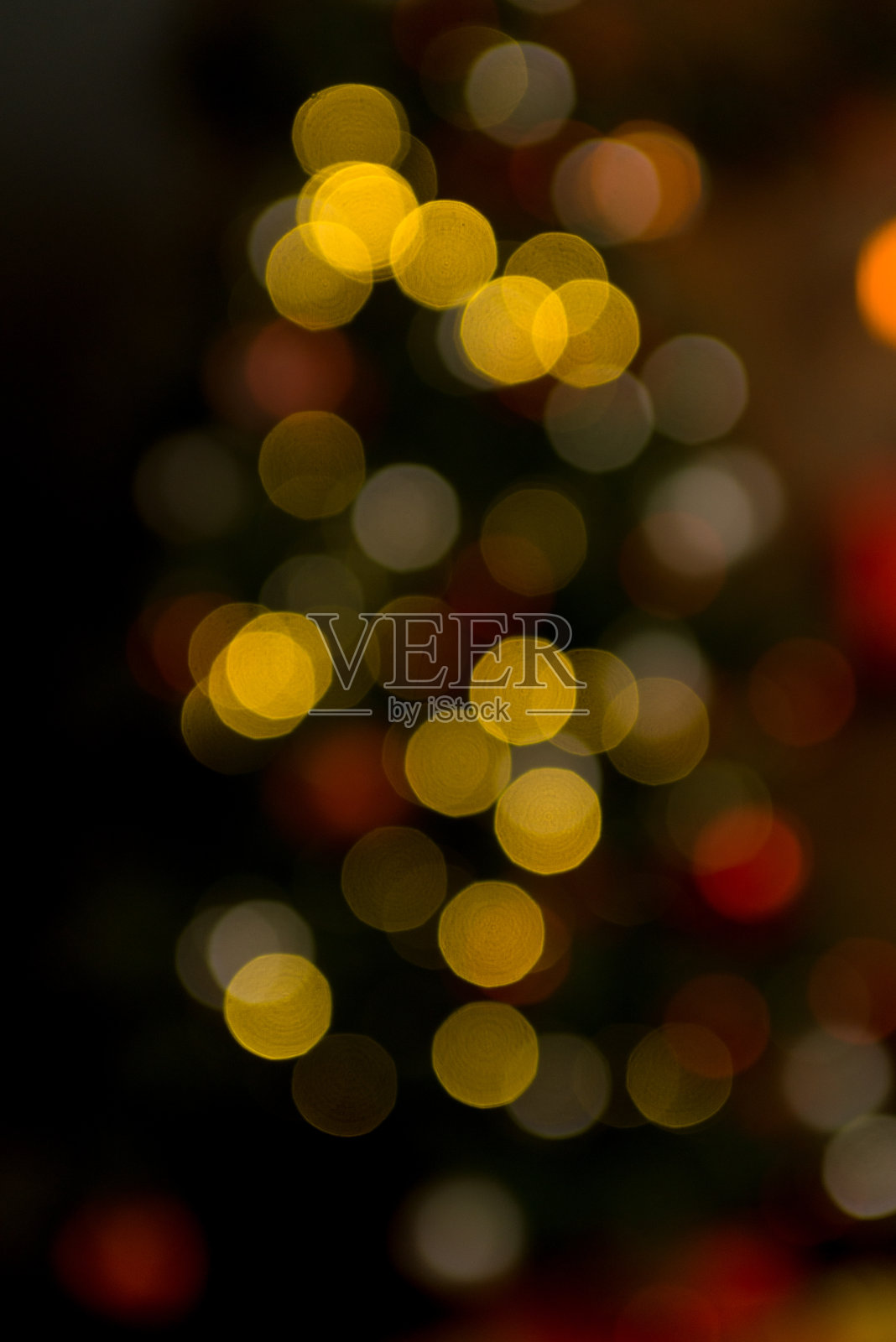 圣诞家的房间有圣诞树和节日的散景照明，模糊的节日背景照片摄影图片