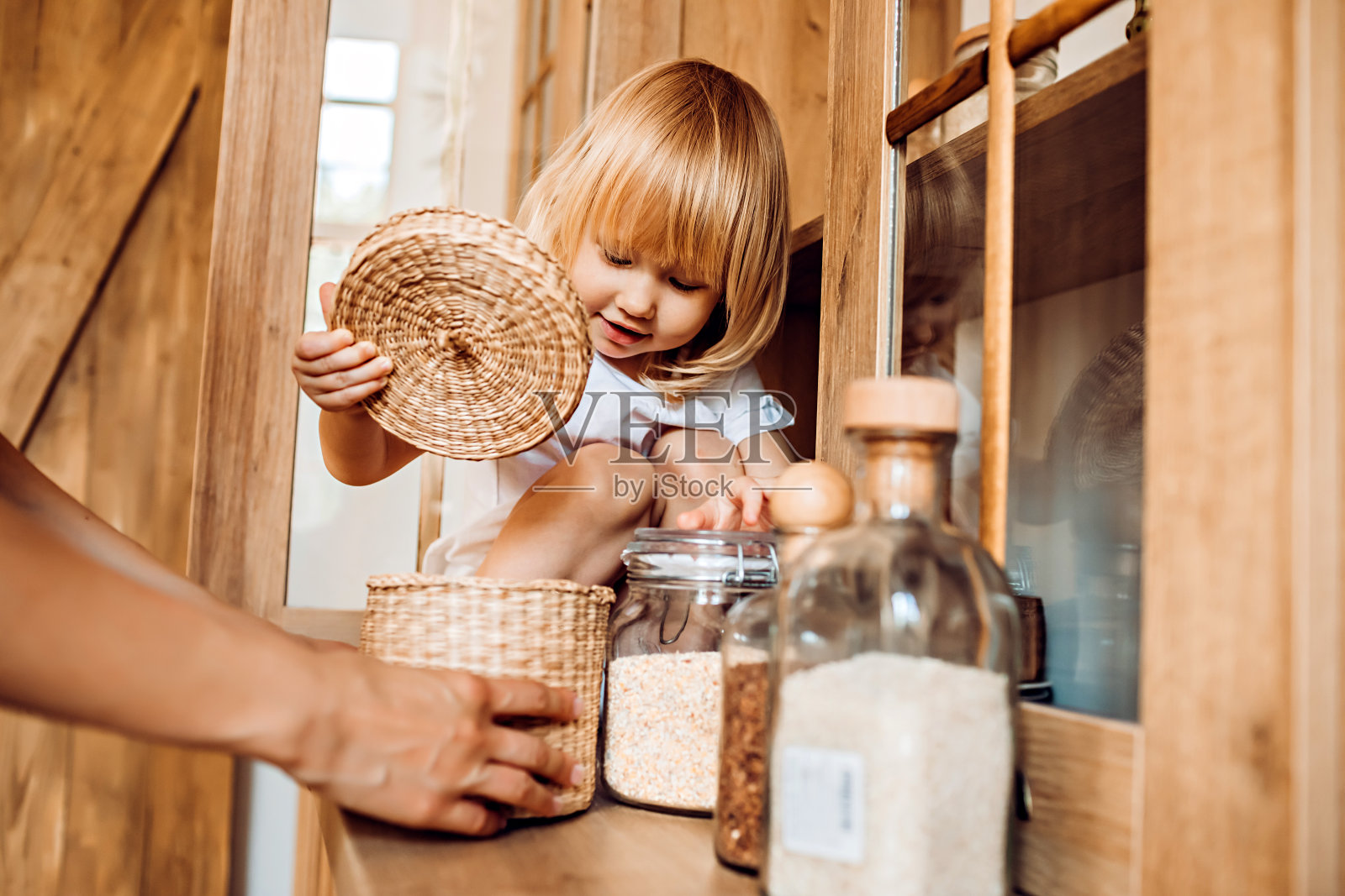 小女孩在厨房帮妈妈做家务照片摄影图片
