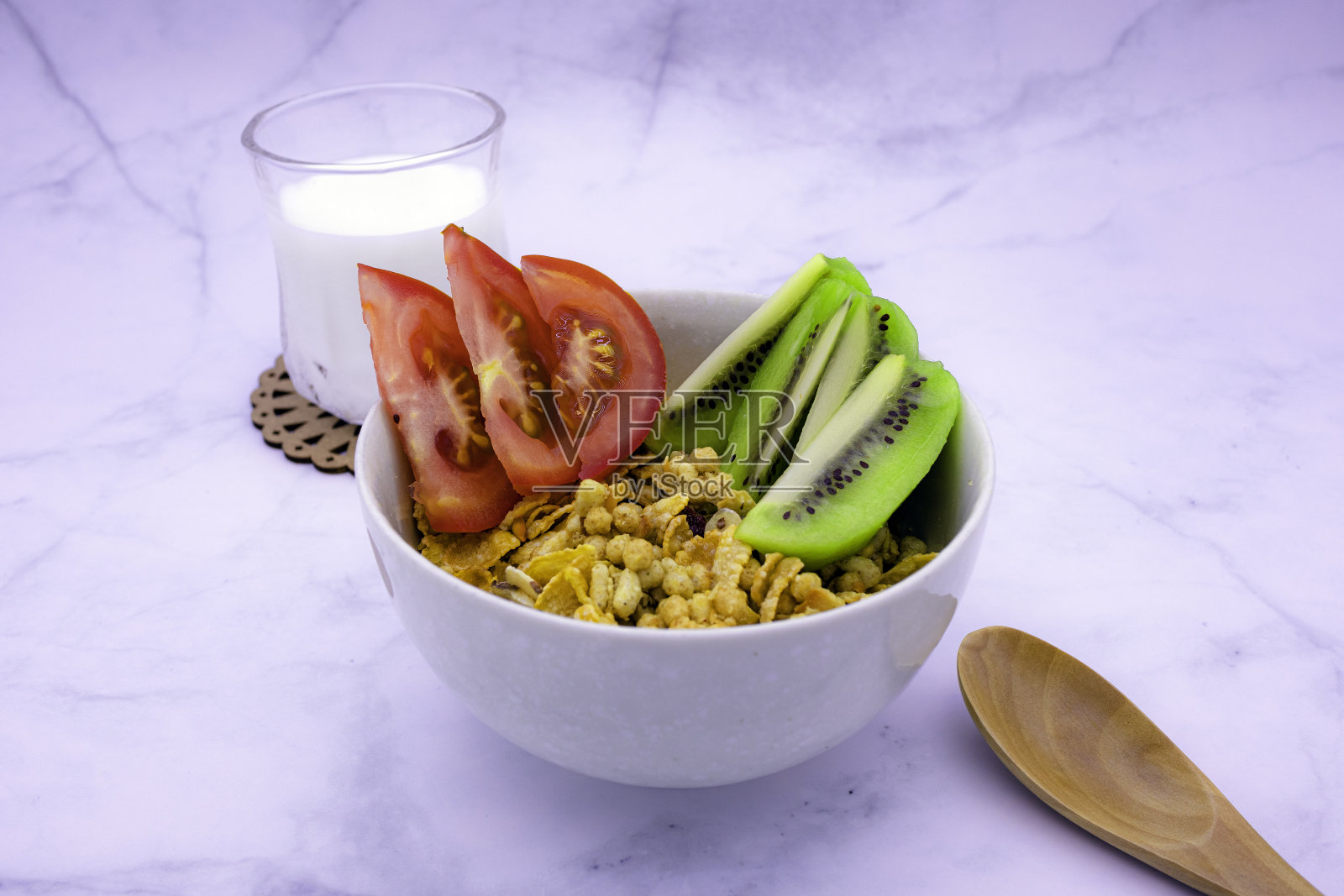 麦片、新鲜水果和牛奶是健康的早餐。照片摄影图片