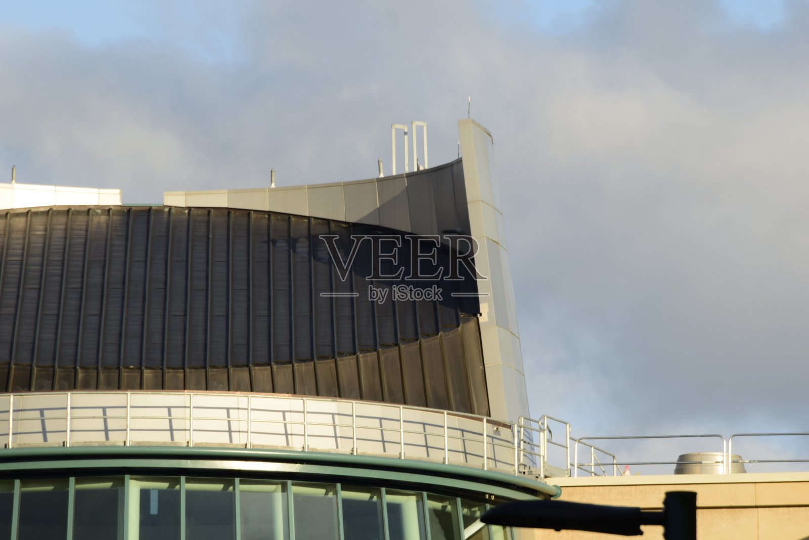 近景的现代建筑在上午照片摄影图片