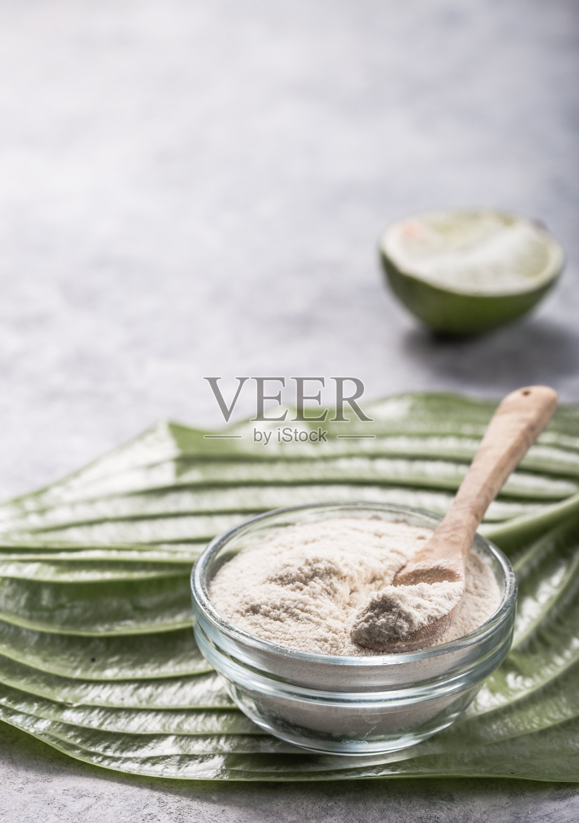 玻璃中胶原蛋白粉与石灰片;维生素C。胶原蛋白补充剂可以改善皮肤健康，减少皱纹和干燥。照片摄影图片