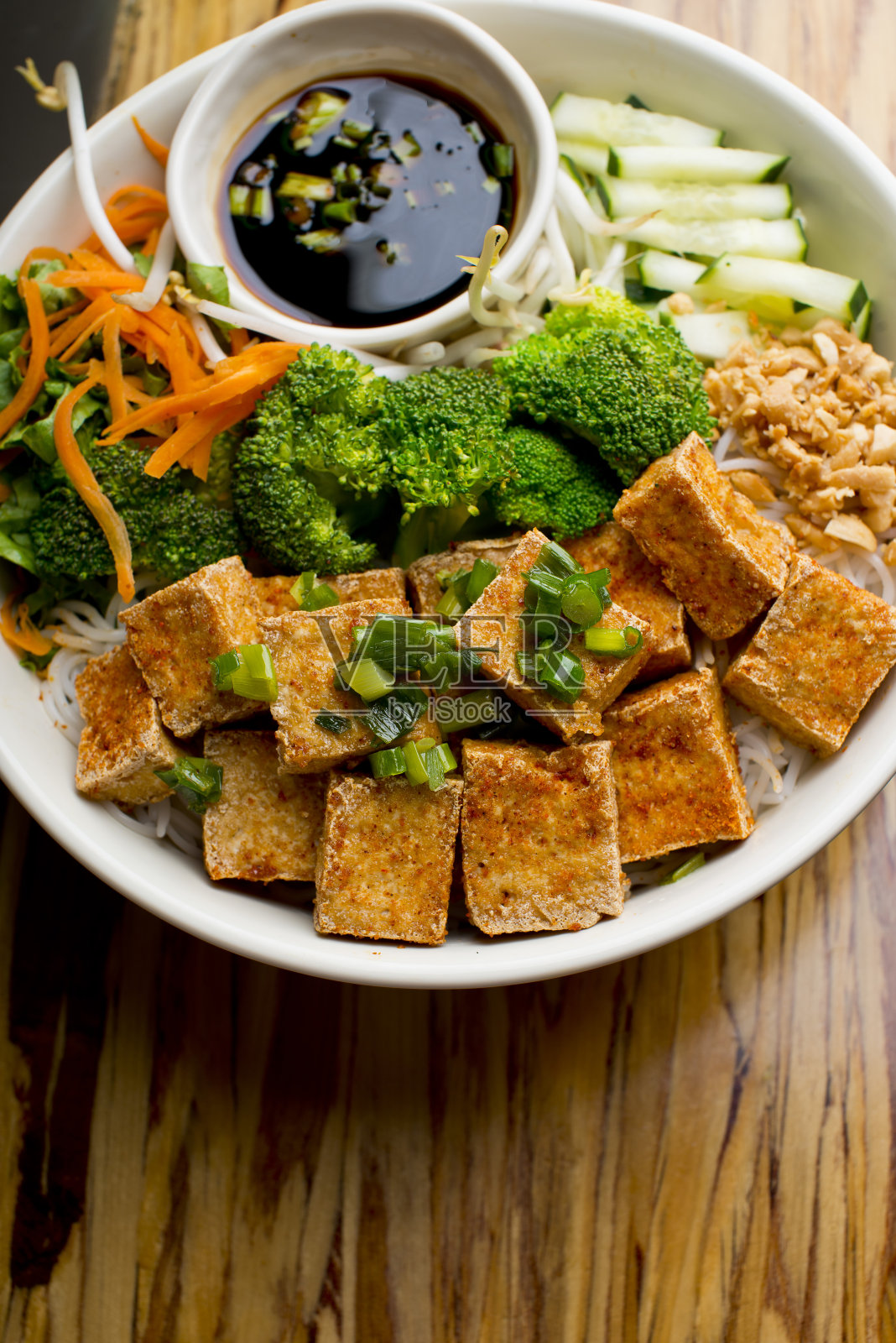 泰式炒粉、拉面或越南粉汤。经典的日本、越南或泰国美食。各种汤包括牛肉汤，米粉，猪肉，鸡肉，豆腐，葱，蘑菇，香菜，花生，豆芽，鸡蛋，花生和辣椒酱。照片摄影图片