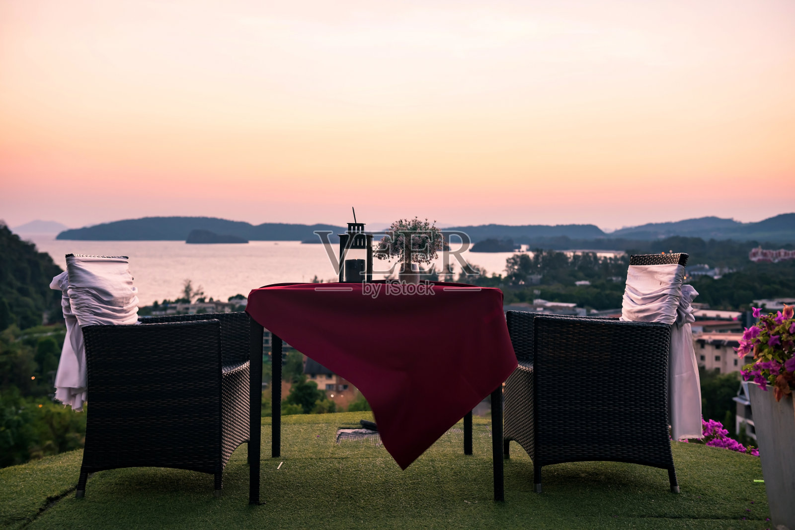 在餐桌上看日落海景照片摄影图片