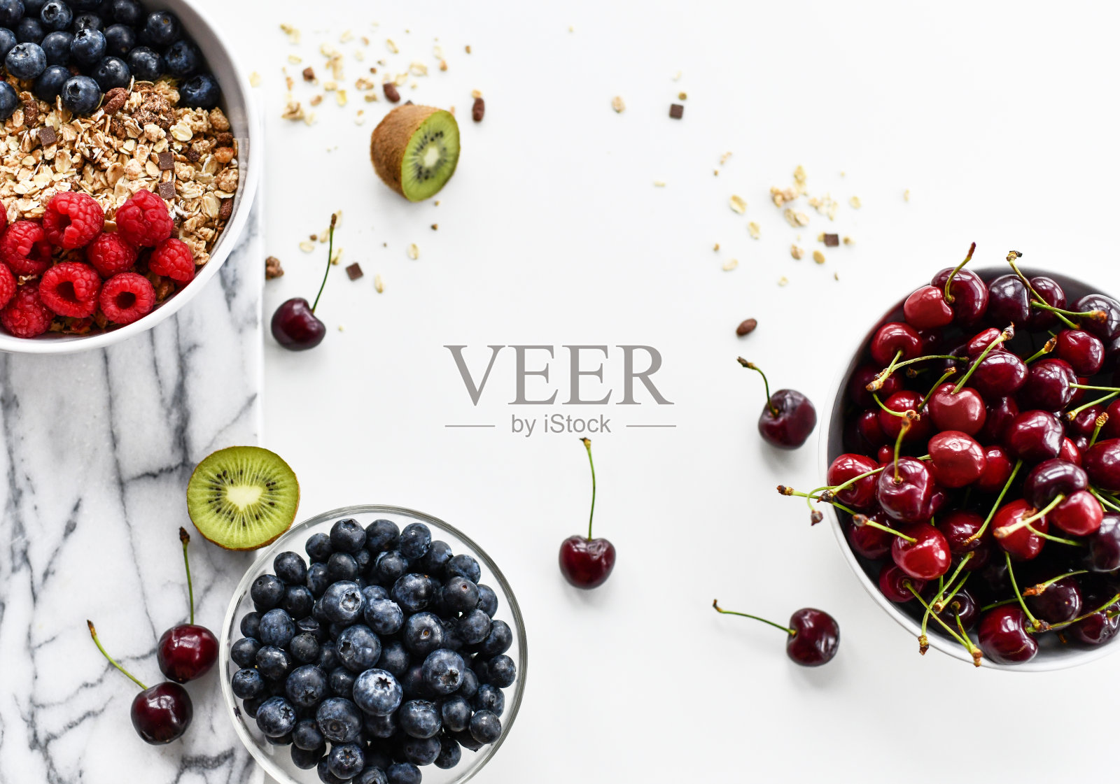 水果，浆果，早餐组合，蓝莓，覆盆子，樱桃，猕猴桃照片摄影图片