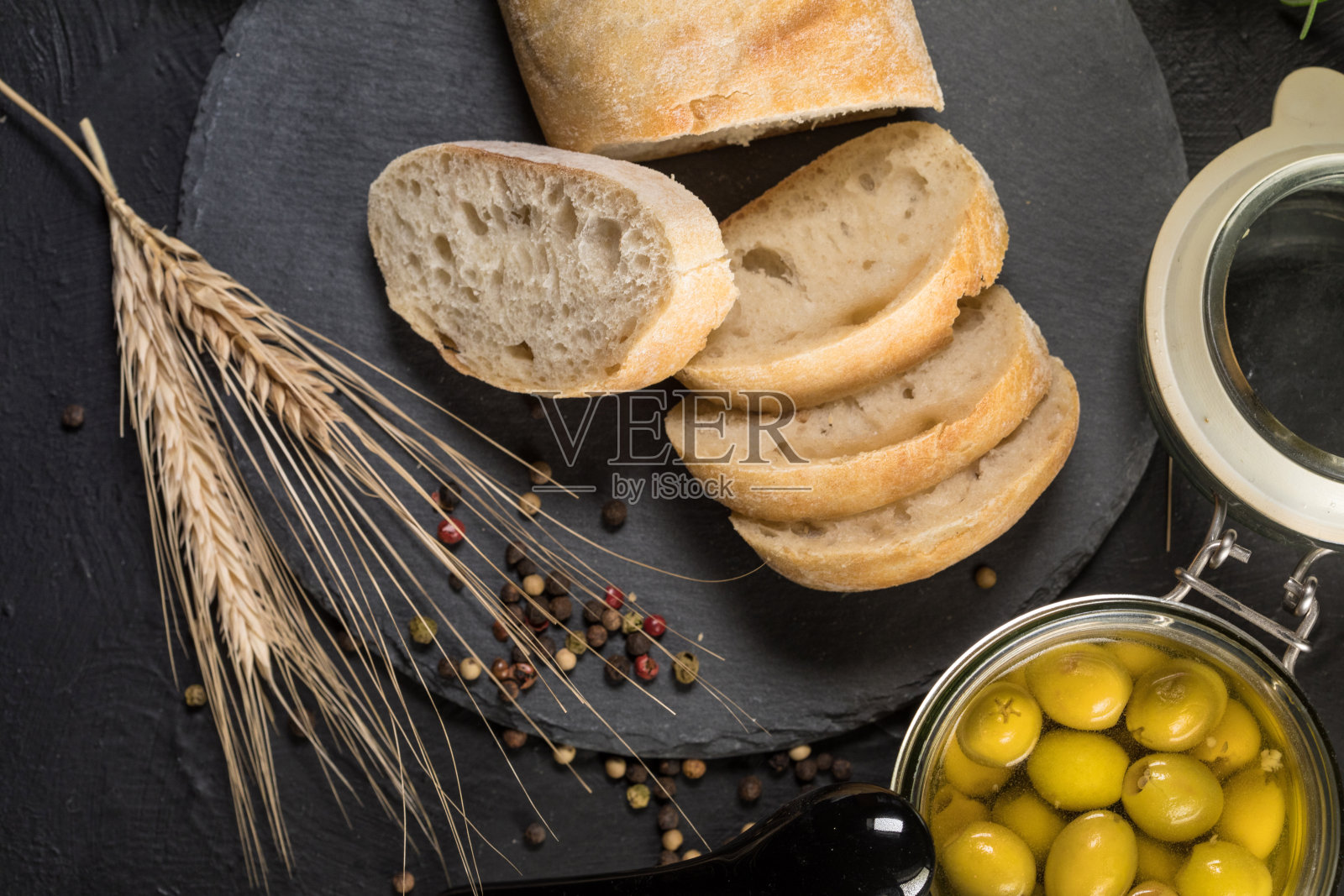 切成片的意大利夏巴塔面包。照片摄影图片