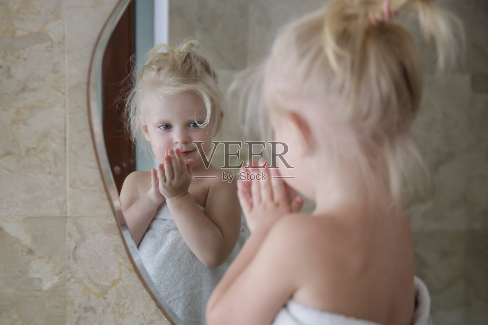 在浴室里裹着毛巾的小女孩的肖像照片摄影图片