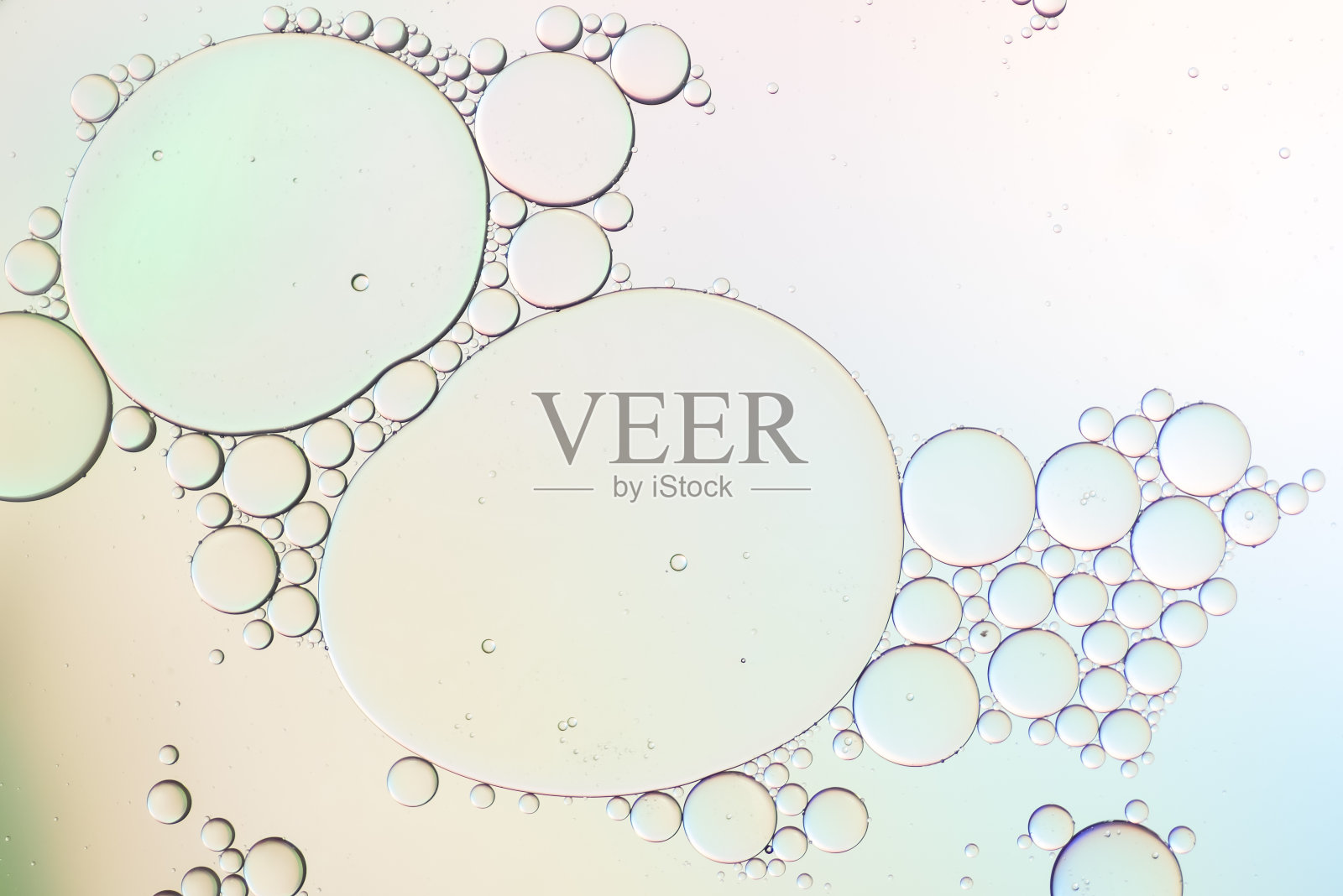 五彩缤纷的艺术油滴浮在水面上。抽象的彩色泡泡背景。照片摄影图片