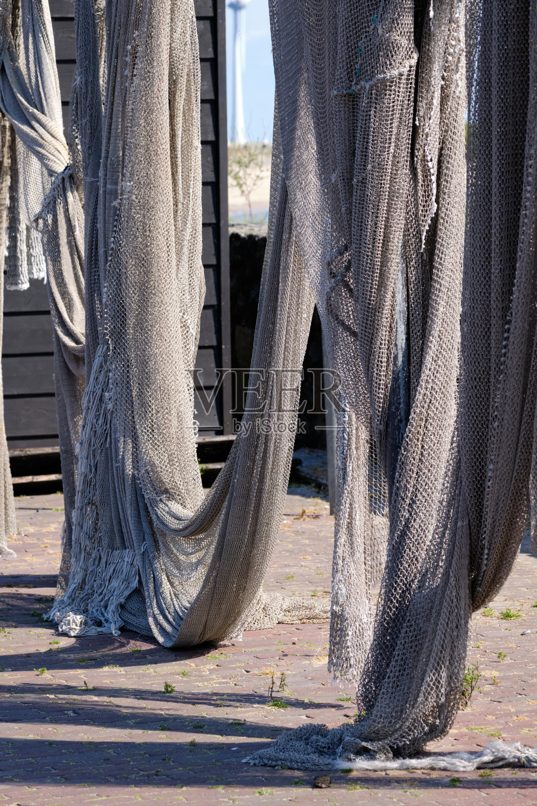 渔网挂在太阳下晒干，还有静物。渔民,渔网照片摄影图片