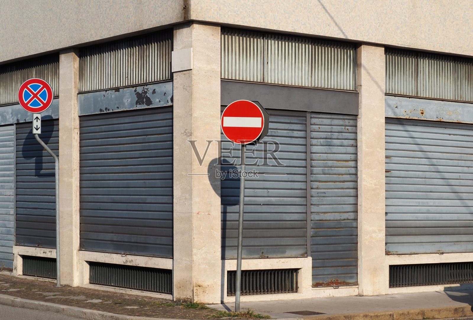 街角的商店拉下百叶窗关门了照片摄影图片