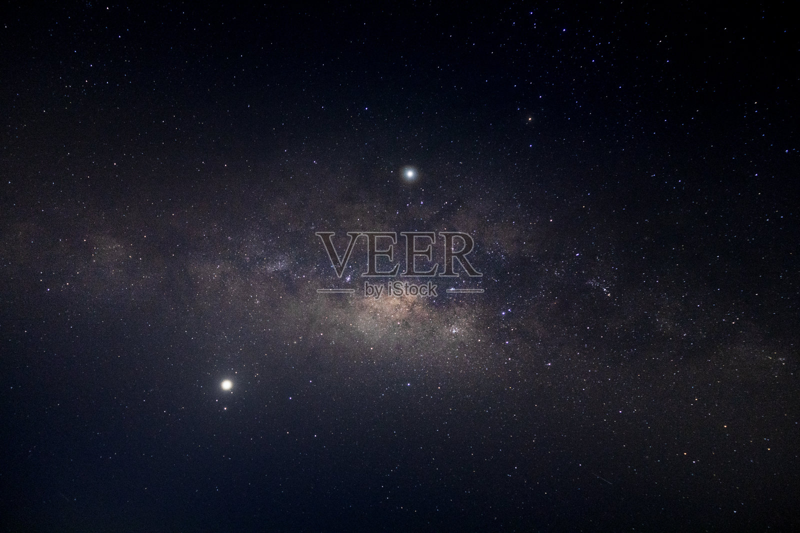 银河和星星在黑夜中伴着杂音和纹路。照片摄影图片